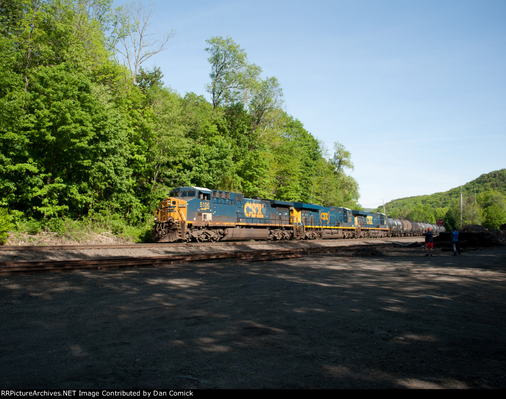 CSXT 5106 Leads Q437 at Chester